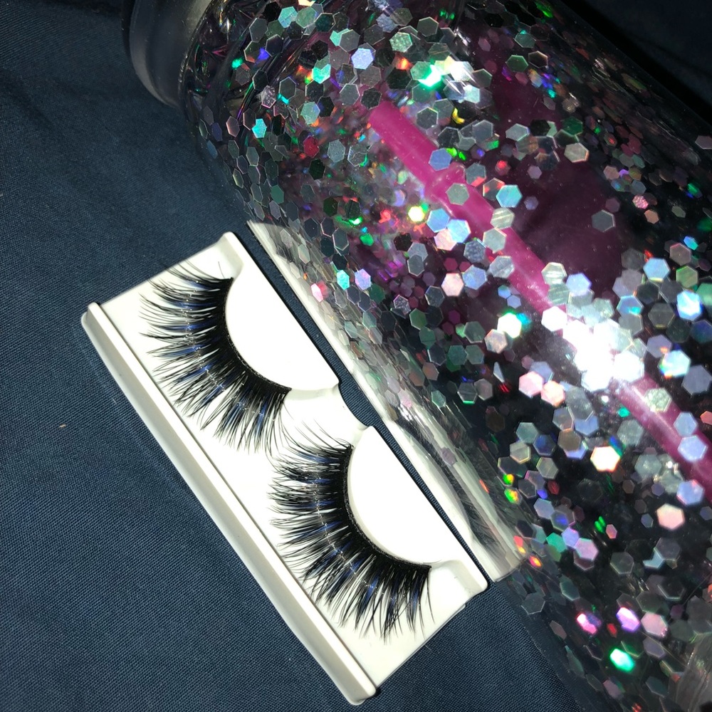 Eyelashes 💗 - Picture 2 of 3